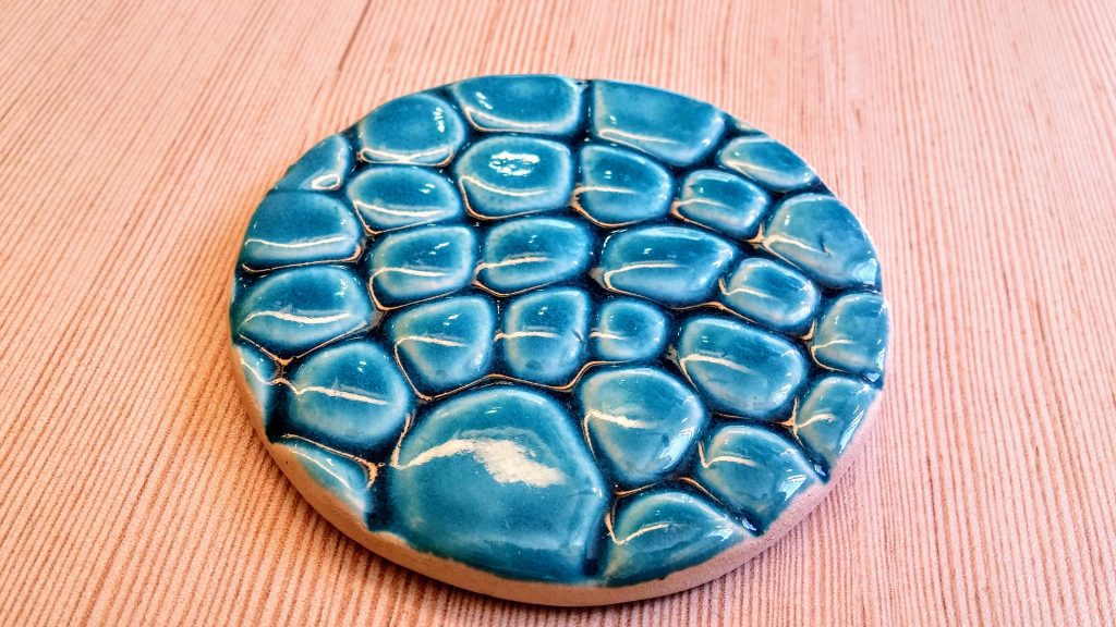 תחתית לכוס מקרמיקה שנוצרה בסטודיו מפרשים