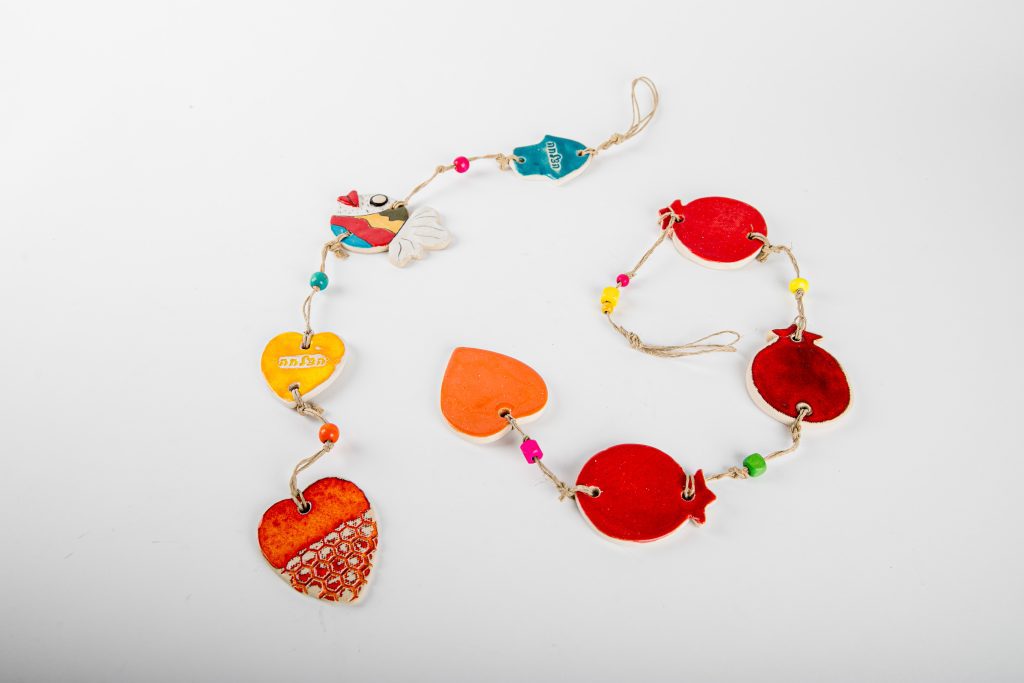 מובייל לבבות מקרמיקה לקישוט