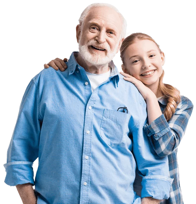 ילדה נשענת מאחור על איש מבוגר. שניהם מחייכים