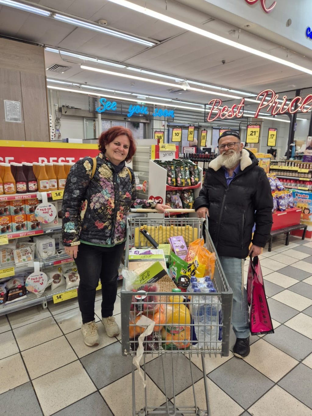 שיראל טובול מנהלת מפעל מוגן דרך האומנות בקניה מרוכזת עבור מתמודדי נפש במפעלים המוגנים של האגודה לכבוד חג פסח